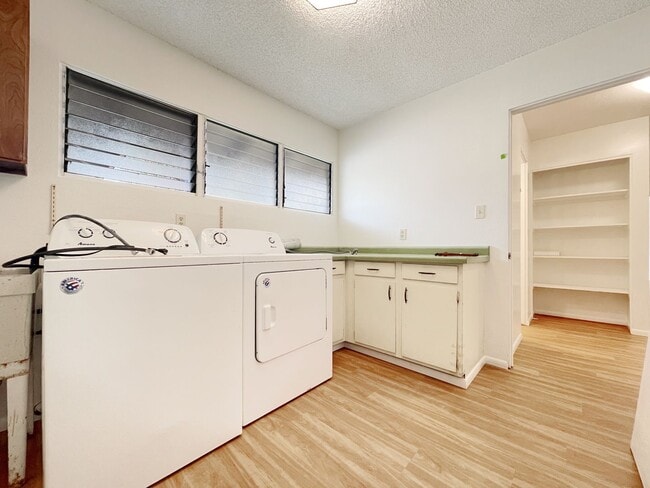 Building Photo - 4/2 Pet Friendly Spacious Beachside Kailua...