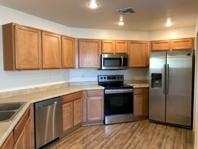 Building Photo - 3Bdm 2Ba Home, Popular Location, Available...