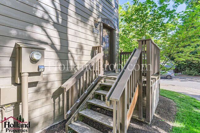 Building Photo - Beautiful End-Unit Townhome with 3 Bedrooms, 3 Full Baths & Private Outdoor Living