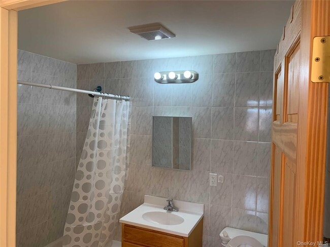 Building Photo - 75-18 Aquatic Dr