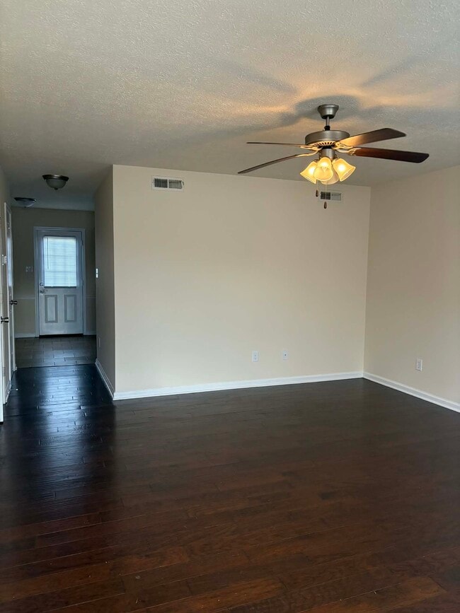 Building Photo - 594 Lost Cir