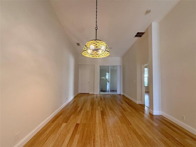 Building Photo - 10495 SW West Park Ave