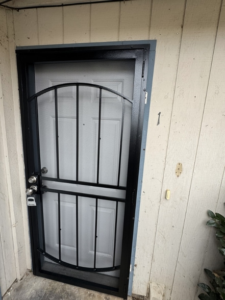 Building Photo - 1807 Crestwood Ave