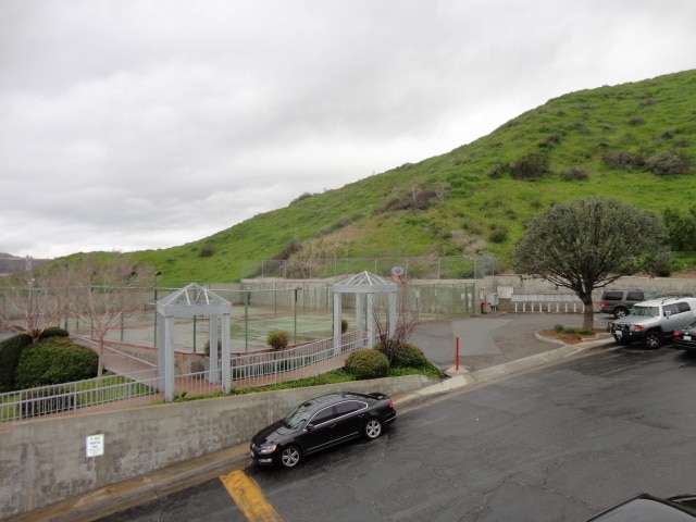 Building Photo - Nice 2 + 2 Gated Condo Santa Clarita