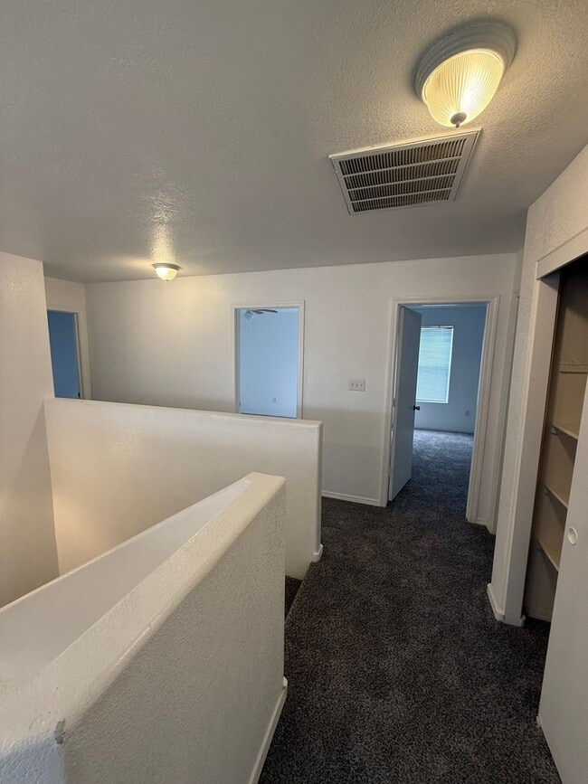 Building Photo - Spacious 5-Bedroom Home with 2 Living Areas – 2,270 Sq Ft Near Porter Dr.