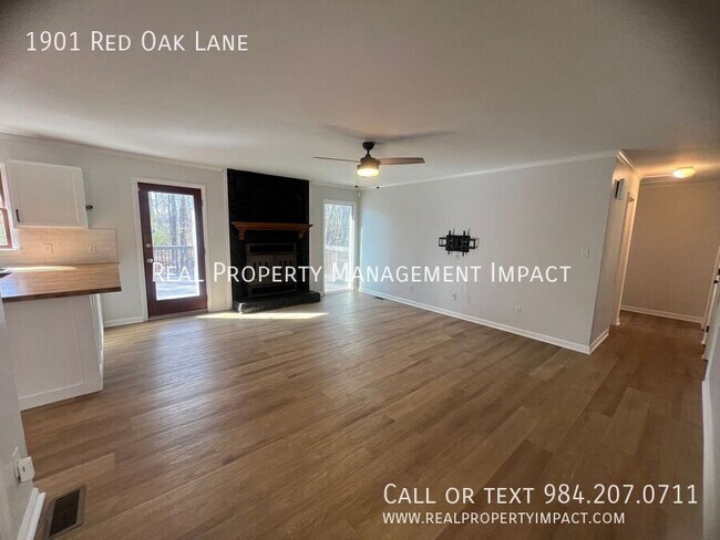 Building Photo - 1901 Red Oak Ln