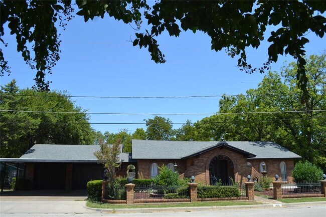 Primary Photo - 300 Noble Ave
