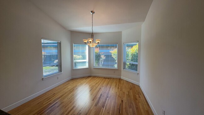 Building Photo - 2 Bed 2 Bath Home