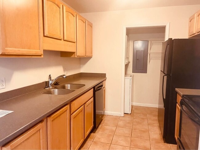 Building Photo - 1117 University Ave