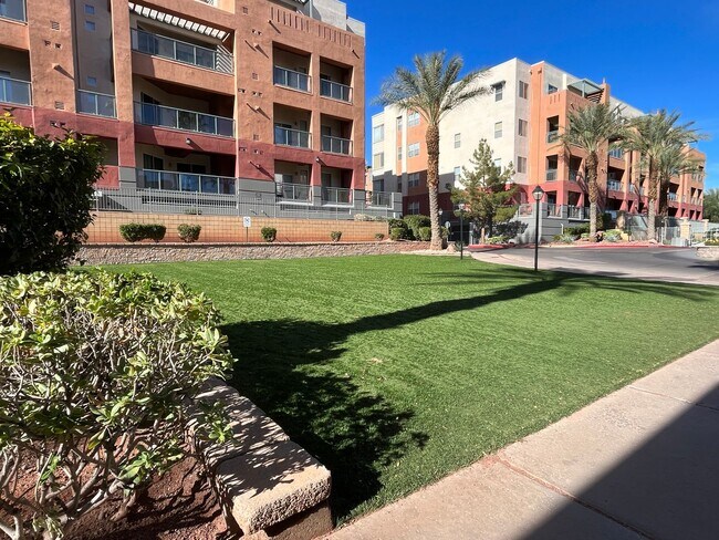 Building Photo - 1 bed, 1 bath condo in guard gated community!