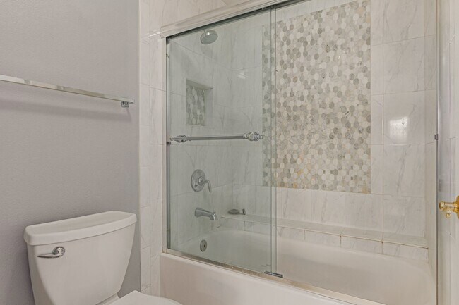 Building Photo - Beautiful 2 bedroom 2 bathroom first floor...