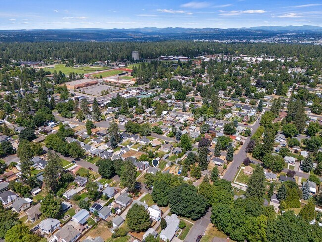 Building Photo - 807 E 40th Ave