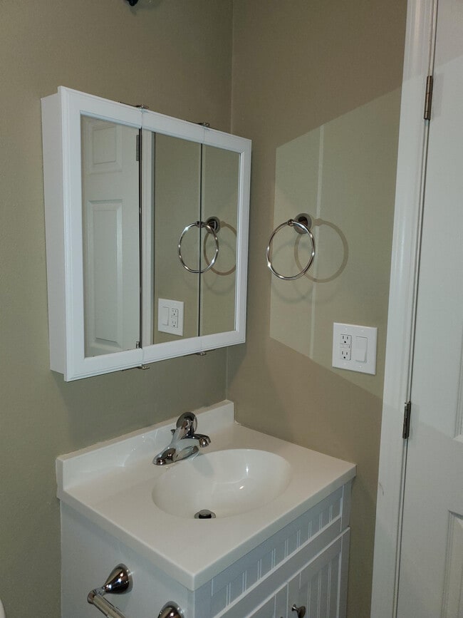 Building Photo - 3213 Center St NE