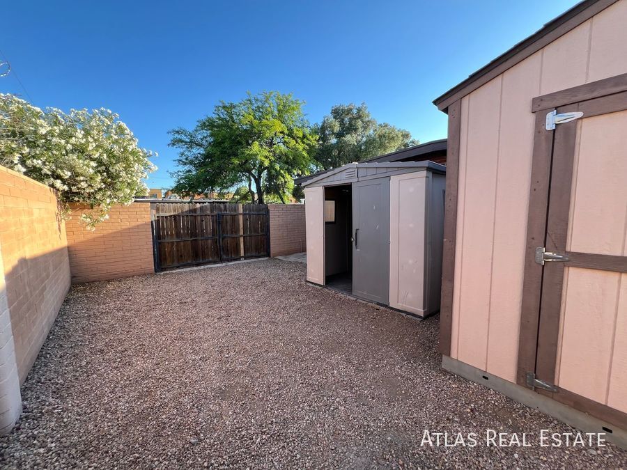 Building Photo - 1002 S Seco Pl