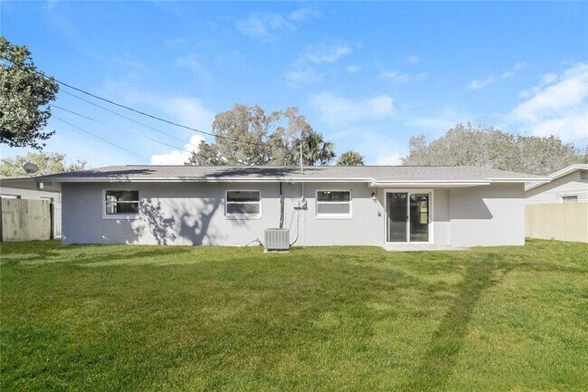 Building Photo - 6621 Voltaire Dr