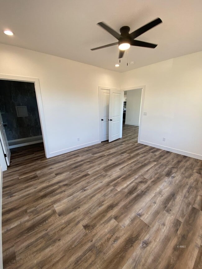 Building Photo - 742 W Vance Dr