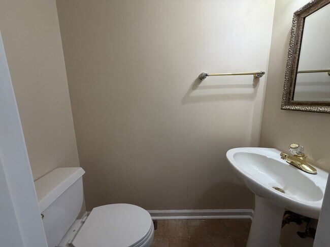 Building Photo - 3 or 4 Bedroom / 3.5 Bath Condo Kingsport, TN 37663