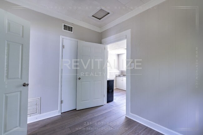 Building Photo - Renovated & Low-Maintenance 2-Bed Home