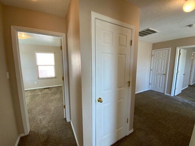 Building Photo - 3 Bedroom Home Available Near Unser Blvd N...