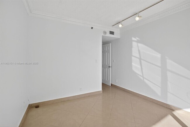 Building Photo - 20185 E Country Club Dr