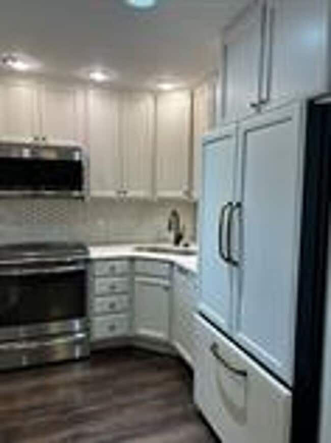 Building Photo - Beautiful Fifteenth floor Furnished one Be...