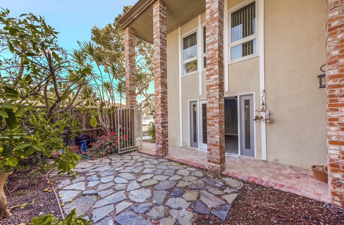 Front Courtyard - 4710 E Shaw St