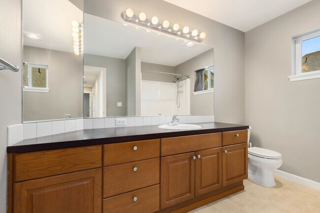 Building Photo - Beautiful 5 Bedroom Mill Creek Home backin...