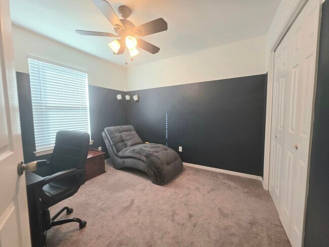 Building Photo - Inviting Woodridge Manor 3/2 Home with Fireplace and Fenced Yard