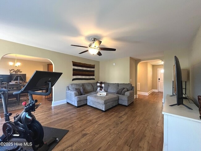 Building Photo - 225 Savannah Garden Dr