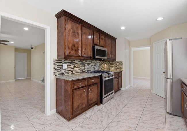 Building Photo - 8515 Leafdale Dr