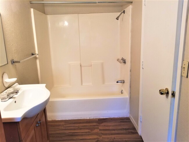 Fiberglass tub/shower enclosure for easy cleaning - 338 La Manda Blvd