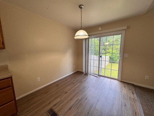 Building Photo - 3 Bedroom, 2 Bathroom House