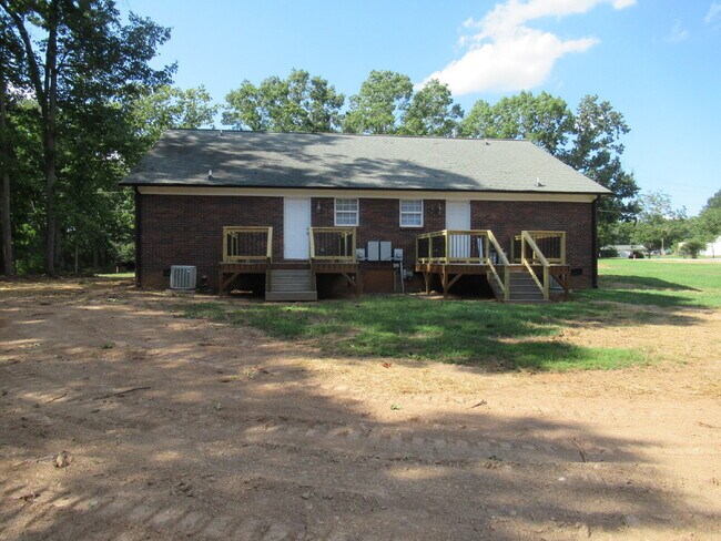 Building Photo - Renovated 2-Bedroom Duplex for Rent Just North of Lincolnton!