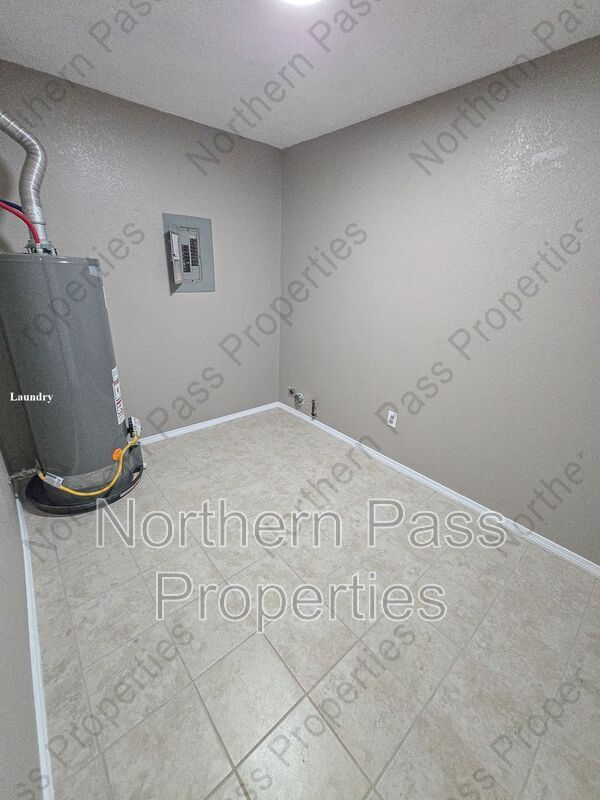 Building Photo - 810 Elm St