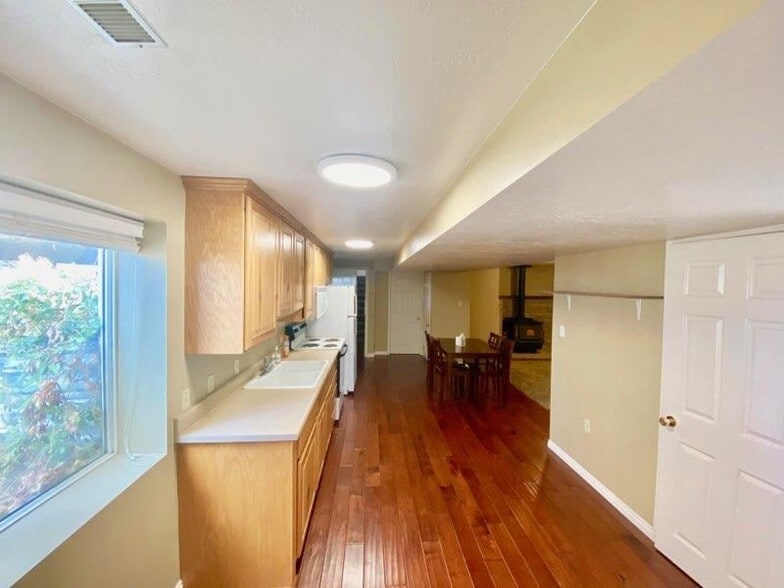 Building Photo - 472 E Center St