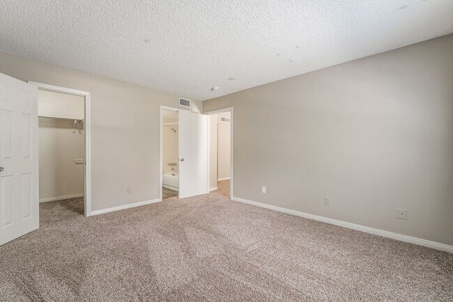 Building Photo - 2 Bedroom, 2 Bathroom Condo unit in a Gate...