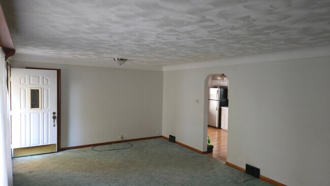 Building Photo - 209 Maple Ct