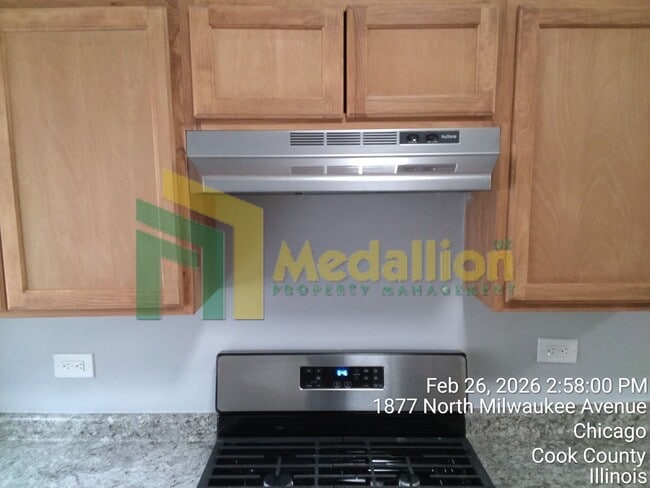 Building Photo - Spacious Studio with Hardwood Floors and Stainless Steel Appliances – Prime Milwaukee Ave Location