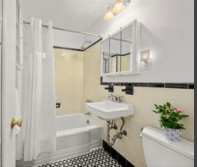 Building Photo - 5 Alton Ct