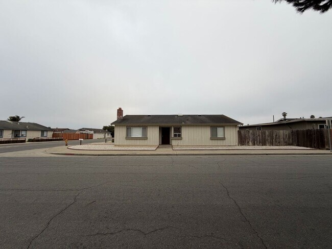 Building Photo - 745 Cedar Dr