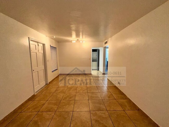 Interior Photo - 1118 N 15 Ave