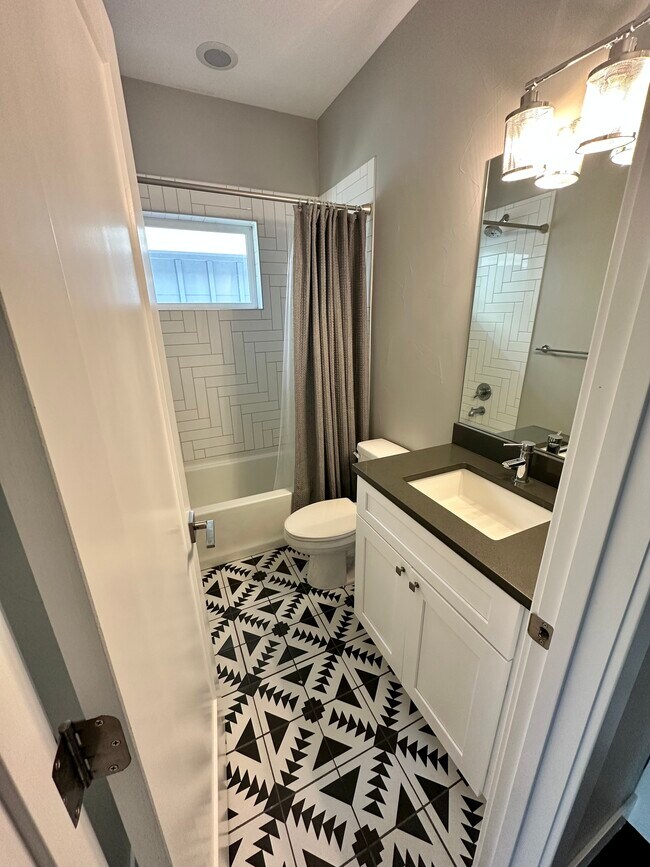 Building Photo - 2181 S Cherokee St