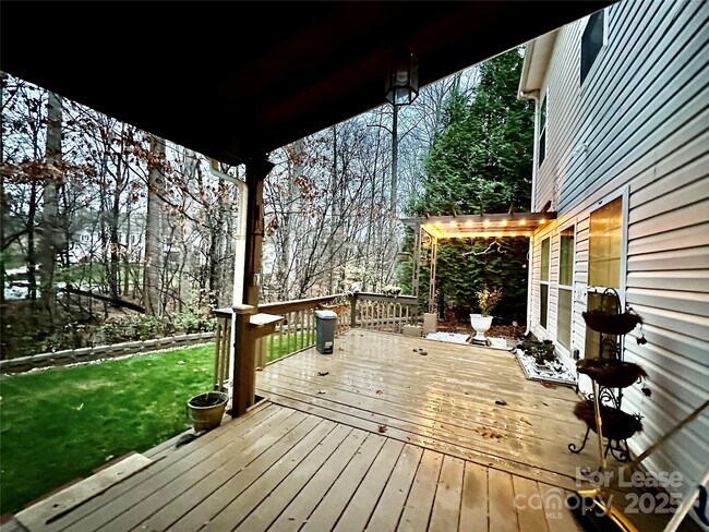 Building Photo - 1913 Thorn Crest Dr