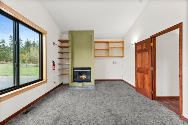 Building Photo - Yelm Country Living | 3 Bed, 3 Bath Home on 2.5 Acres | Solar Panels!