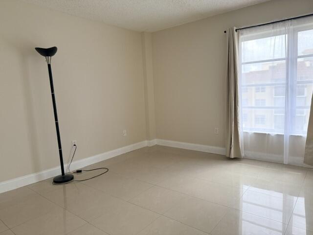 Building Photo - 4154 Inverrary Dr