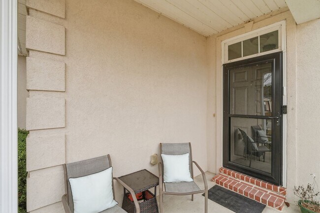 Building Photo - Charming 3BR Home in Richmond Hill with Pond View & Great Location!