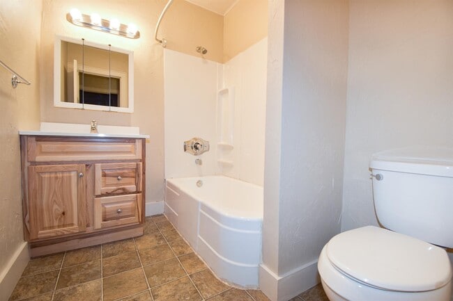 Building Photo - 2334 Augusta St