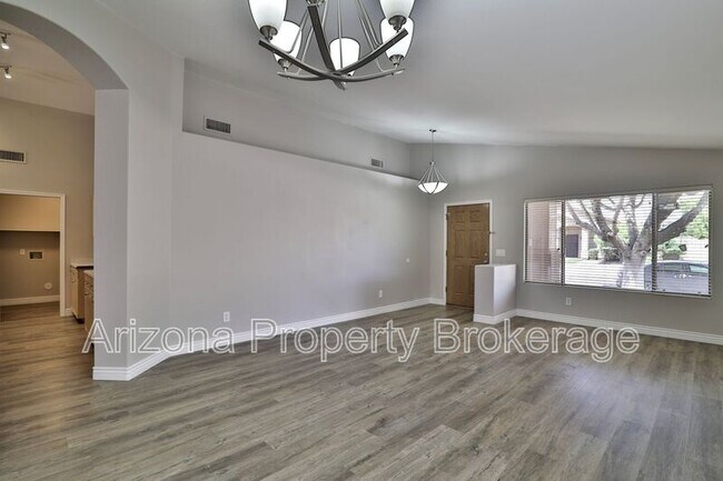 Building Photo - 451 E Appaloosa Rd