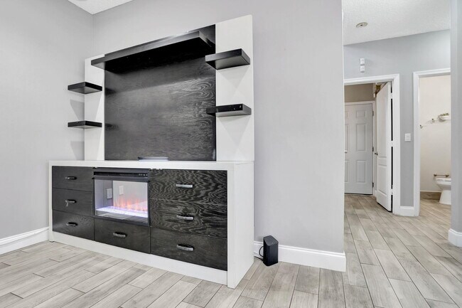Building Photo - 6144 NW 78th Ct