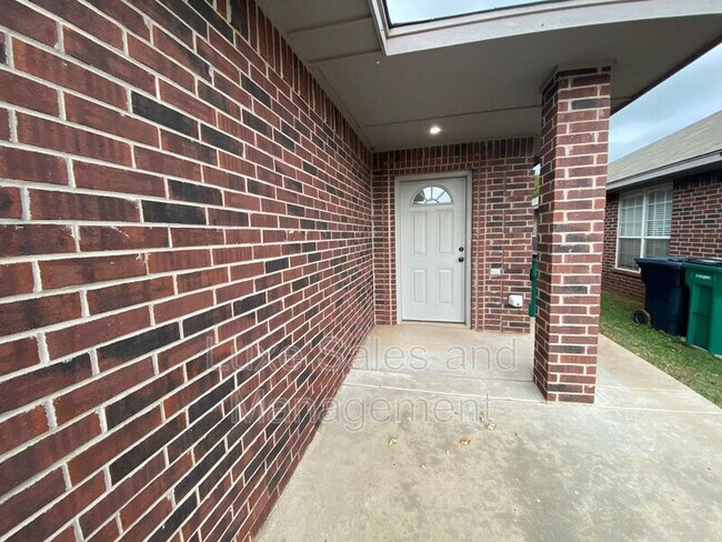 Building Photo - 1317 Garden Gate Dr